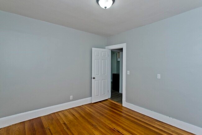 Building Photo - 54 Draper St