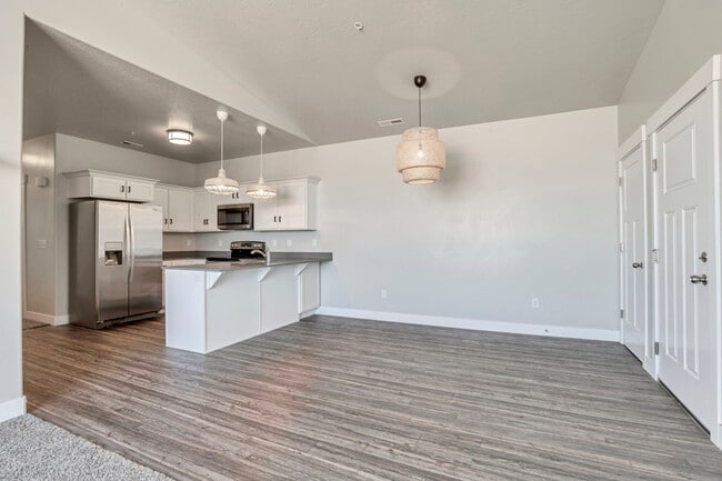 Building Photo - 64 W Silver Springs Dr