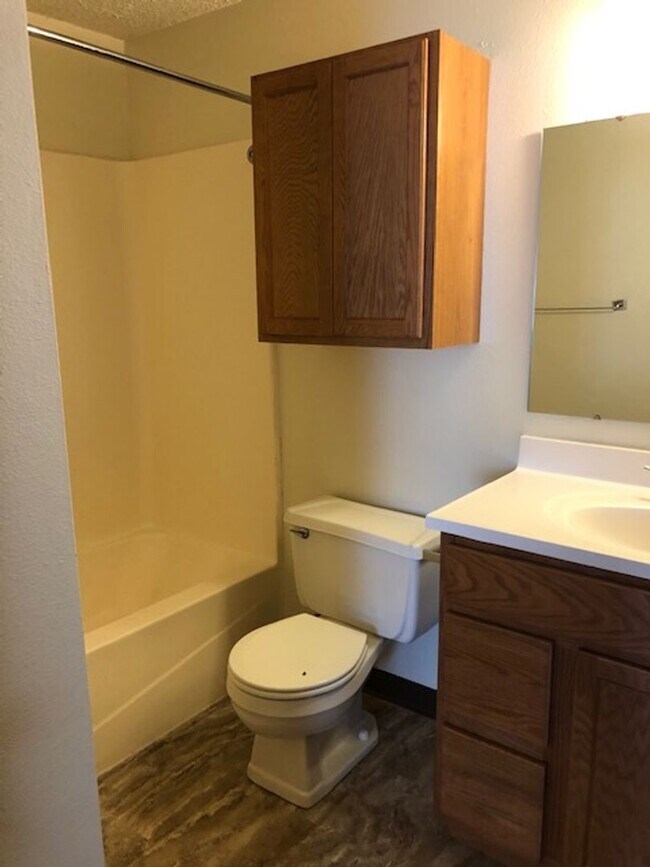 Building Photo - 2 bedroom west side Iowa City apartment