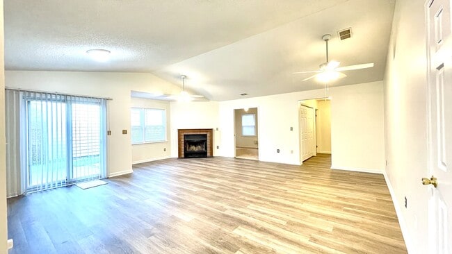 Building Photo - 1300 Debbs Ln