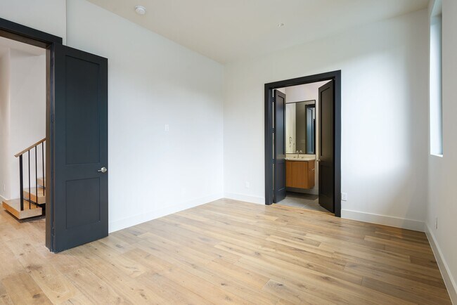 Building Photo - 5023 Lilac Ln