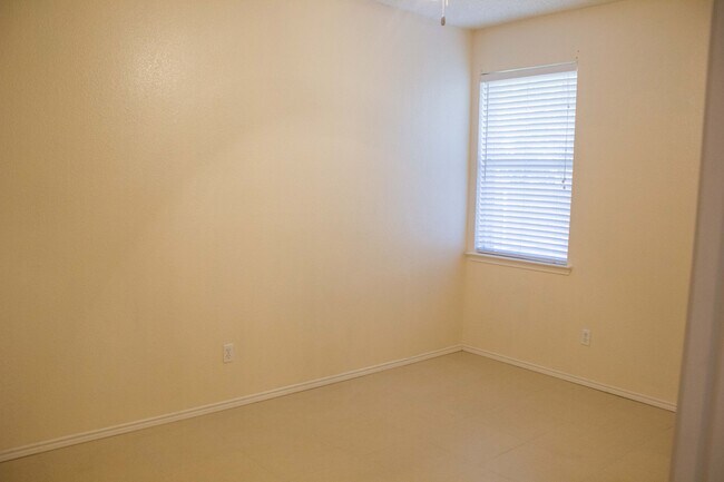 Building Photo - 7212 Park Creek Cir W