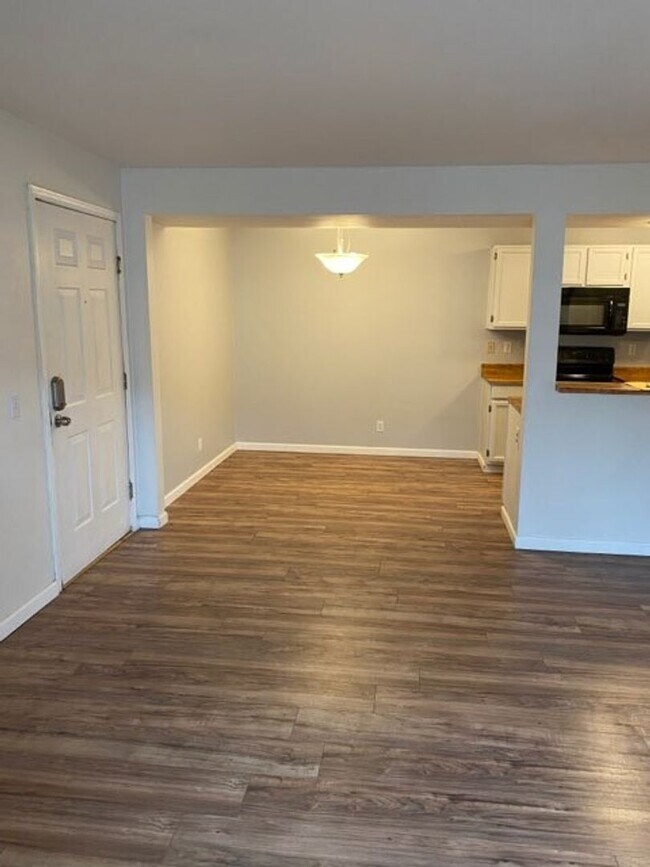 Building Photo - 2nd Floor 1bed/1bath with Laundry and Parking!