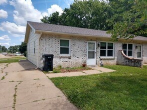 Building Photo - 2 Bedroom Duplex on East Side of MHK!
