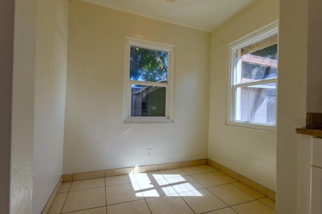 Building Photo - 2137 Raymond Ave