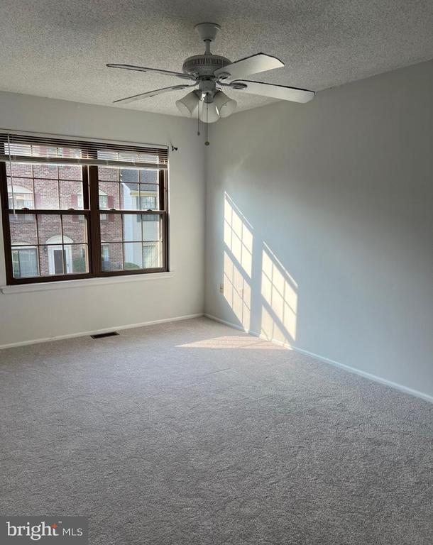 Building Photo - 90 Drewes Ct