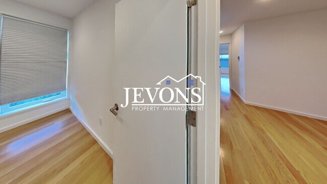 Building Photo - 5BR/4.5BA House in Seattle -- Available Now!