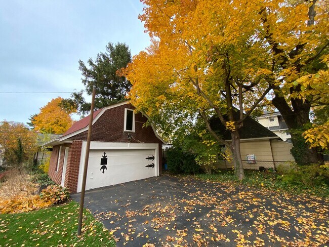 Building Photo - 2975 Claremont Rd