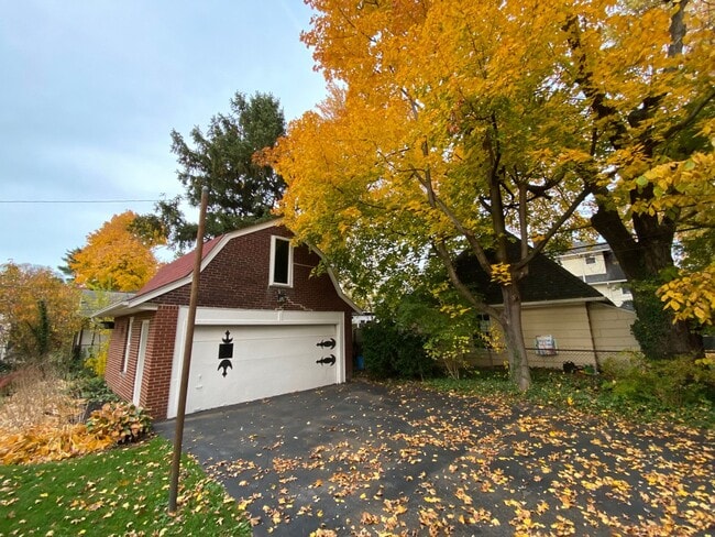 Building Photo - 5 Bedroom 4 Bath Home For Rent in Shaker Heights
