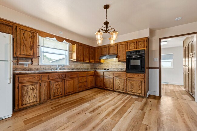 Building Photo - 3 Bedroom 2 Bath Home with Bonus Rooms and Tons of Extra Space