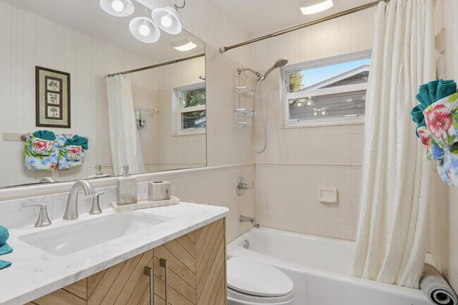 Building Photo - 1905 Meadow Ct