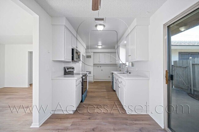 Building Photo - 41012 Beachwood Ave