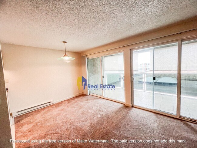 Building Photo - Pet friendly one bedroom condo available in the sought after Oasis Community in Bellevue