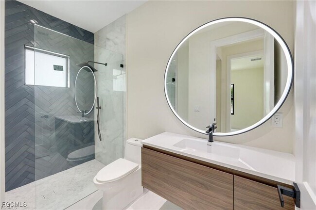 Building Photo - 2212 NE 5th Pl