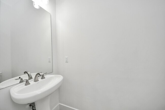 Building Photo - 2920 Nance St