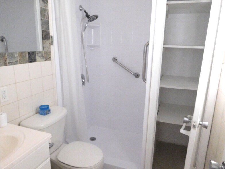 Ensuite master bedroom bathroom - 112 S Federal Hwy