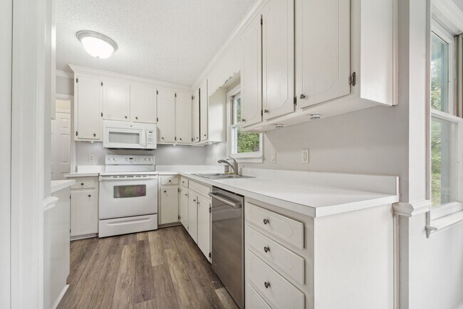 Building Photo - 1610 S Wade Ave