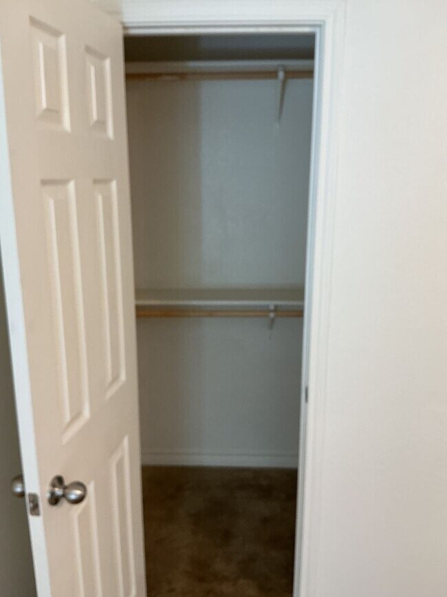 Building Photo - Charming 3 bedroom 2 bath duplex in desira...