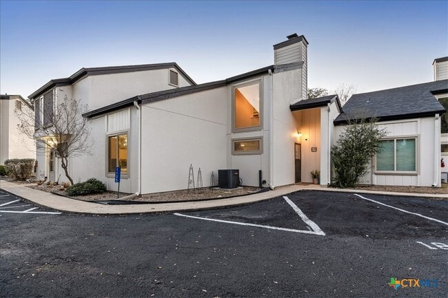 Building Photo - 1135 Parkview Dr