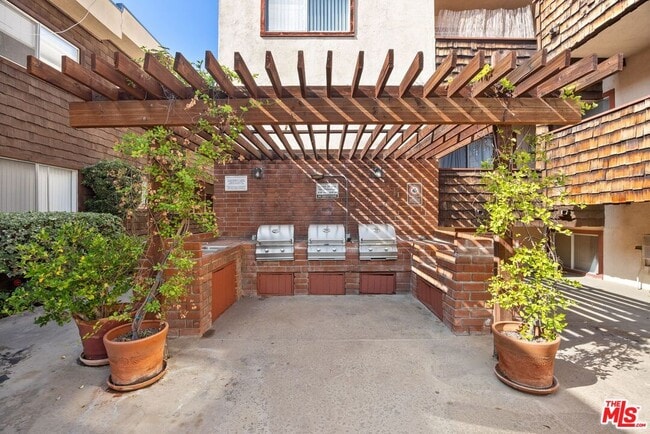 Building Photo - 5400 Newcastle Ave