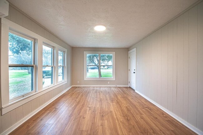 Building Photo - 1606 TX-21