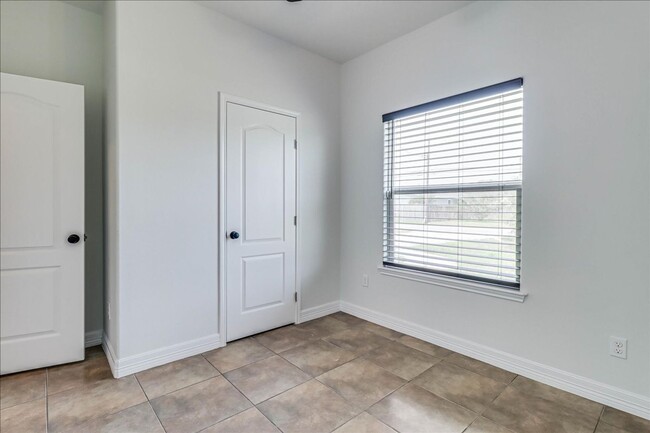Building Photo - 2533 Lorine Dr