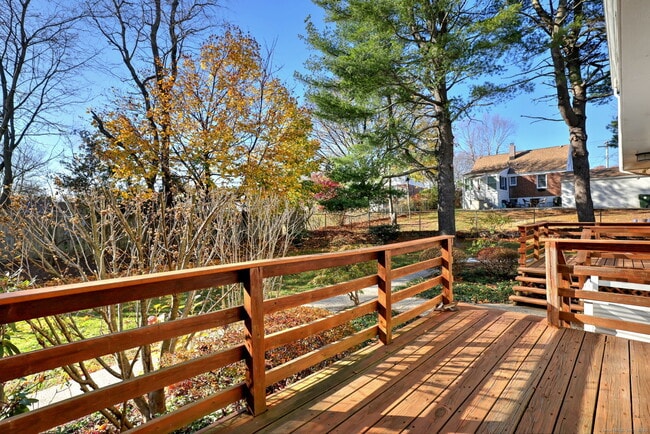 Building Photo - 245 Sunnyridge Ave