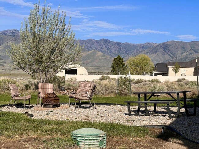 Building Photo - 2959 W Rim Rock Dr