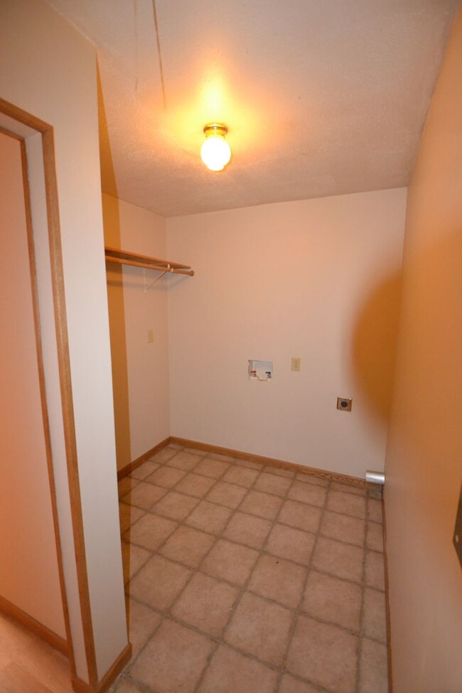 Building Photo - Remodeled 3-bedroom, open floor plan, Newe...
