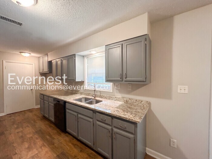 Building Photo - 5884 Caroline Dr