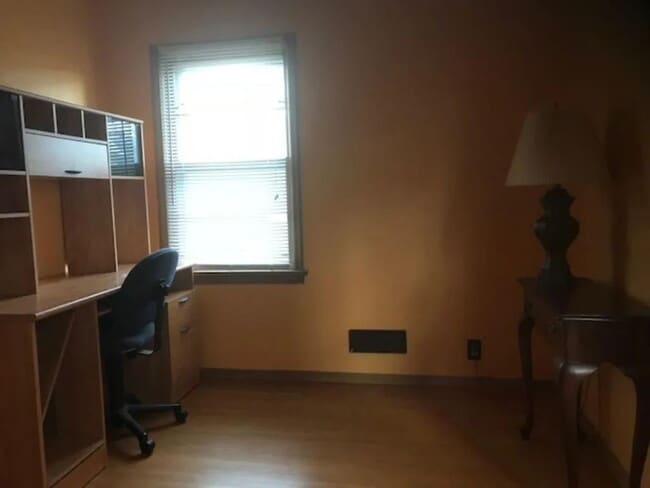 Building Photo - Charming 4-Bedroom Single Family Home on C...