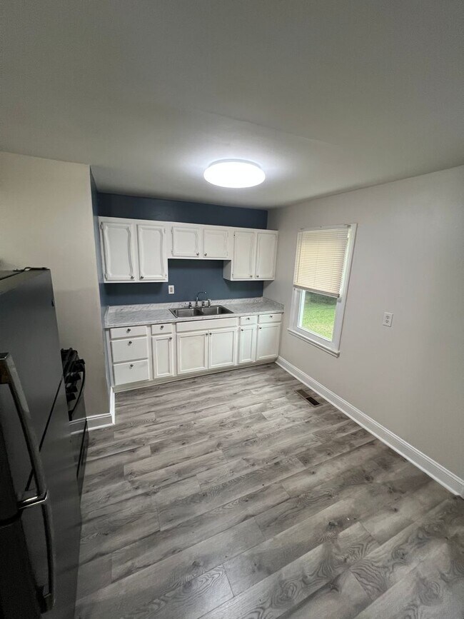 Building Photo - Beautiful 3 Bedroom 1 Bathroom Home