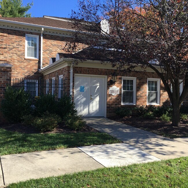 Building Photo - Large 2BR/1BA condo in gated community. Walking distance to Metro.