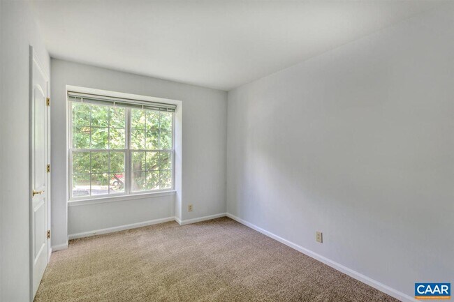 Building Photo - 1221 Villa Ln