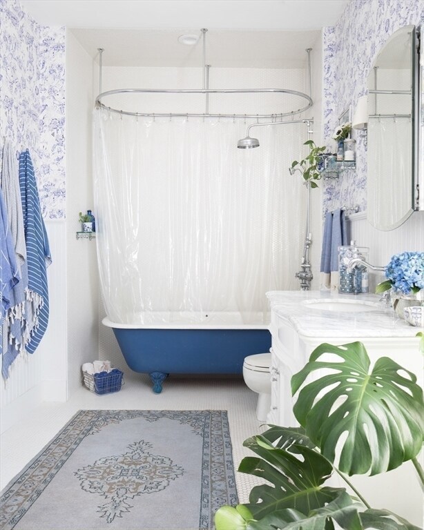 Building Photo - 198 Byron St