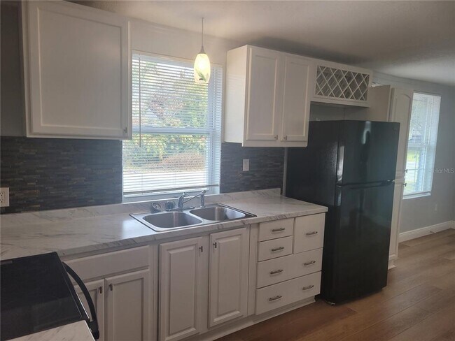 Building Photo - 1320 S Oleander Ave