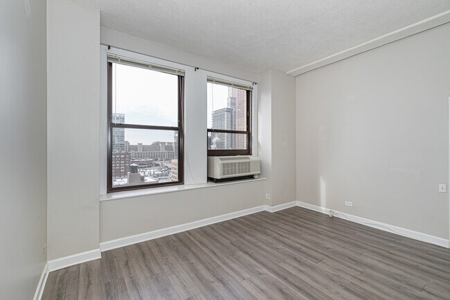 Building Photo - 600 S Dearborn St