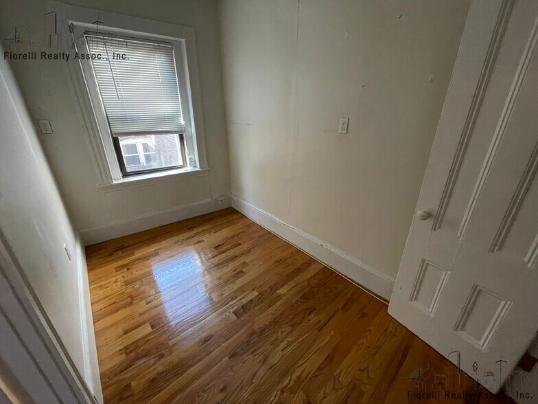 Building Photo - 10 Wiget St