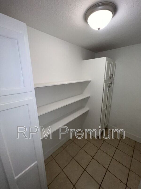 Building Photo - 464 Wilton Dr