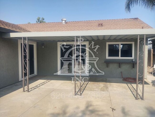 Building Photo - Spacious 4-Bedroom Home with Updated Featu...