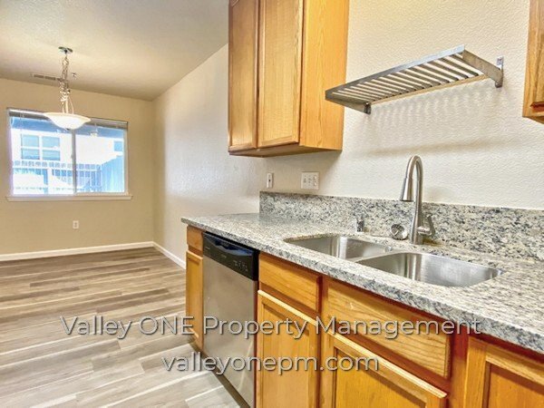 Building Photo - 1160 E Monte Vista Ave