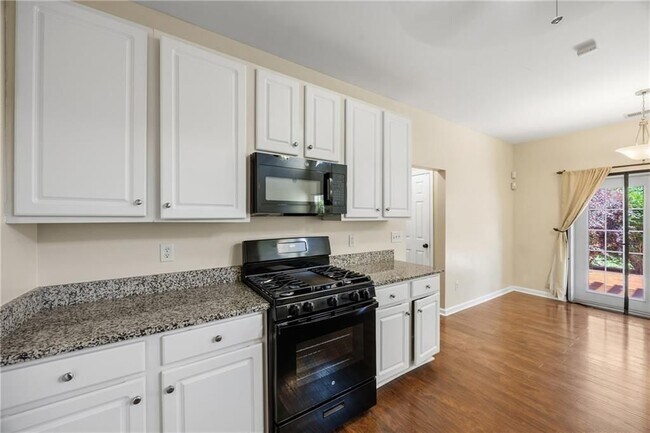 Building Photo - 1650 Huntcrest Way SW