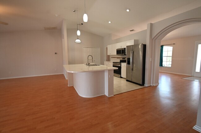 Building Photo - 136 SE 19th Ln