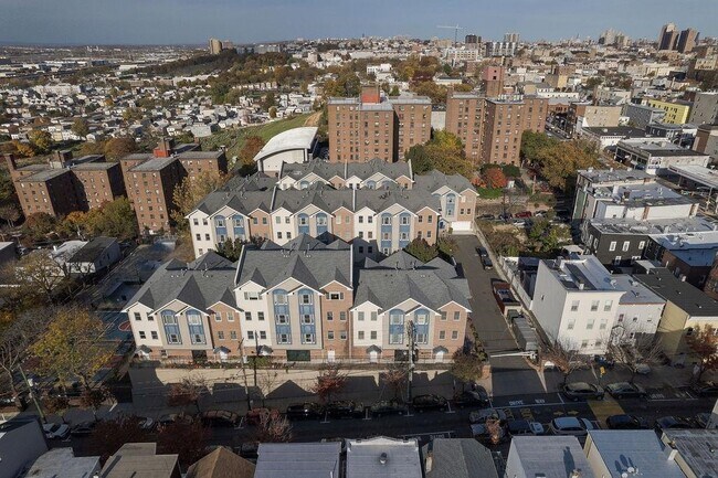 Building Photo - 620 38th St