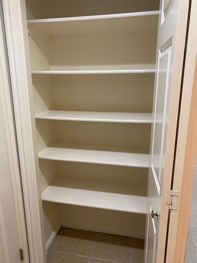 Building Photo - WONDERFUL 1 BEDROOM BASEMENT APARTMENT!!