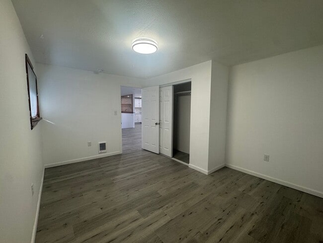 Building Photo - Lovely In-Town Shelton Home!