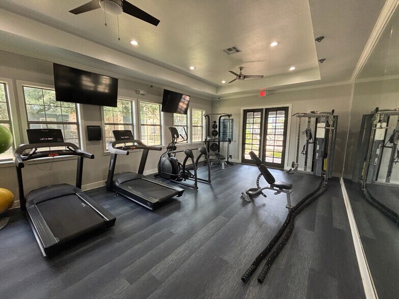 Building Photo - 4925 Cromwell Dr