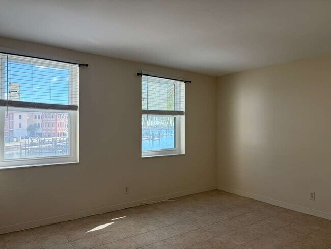 Building Photo - 10355 Paradise Blvd