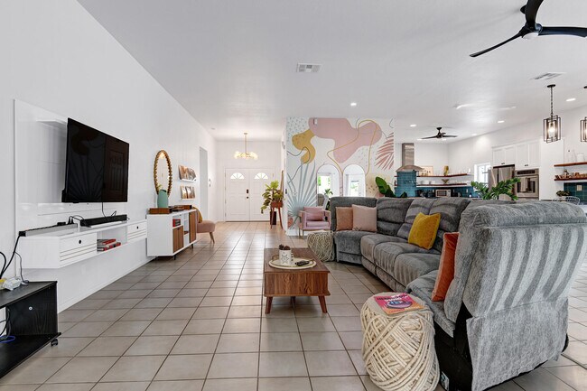 Building Photo - 2005 E Racquet Club Rd