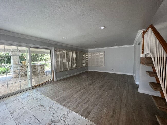 Building Photo - 4 bedroom + loft, 2 1/2 bath - 2 story home in central Simi